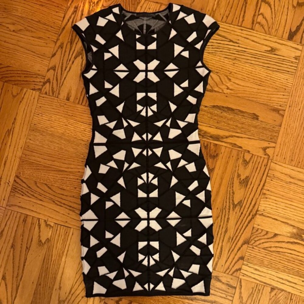 RVN black and white geometric dress 3D textured slimming mini dress, size Medium